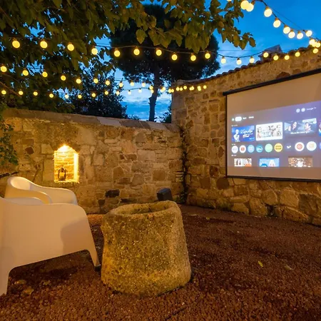 Miniq Homes 102 - Historical Stone House With Garden Cinema