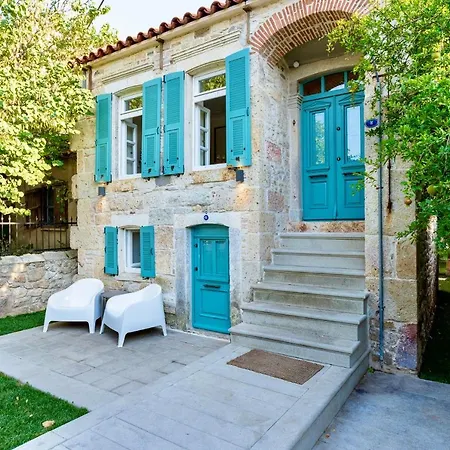 Miniq Homes 102 - Historical Stone House With Garden Cinema