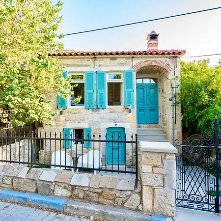 Miniq Homes 102 - Historical Stone House With Garden Cinema
